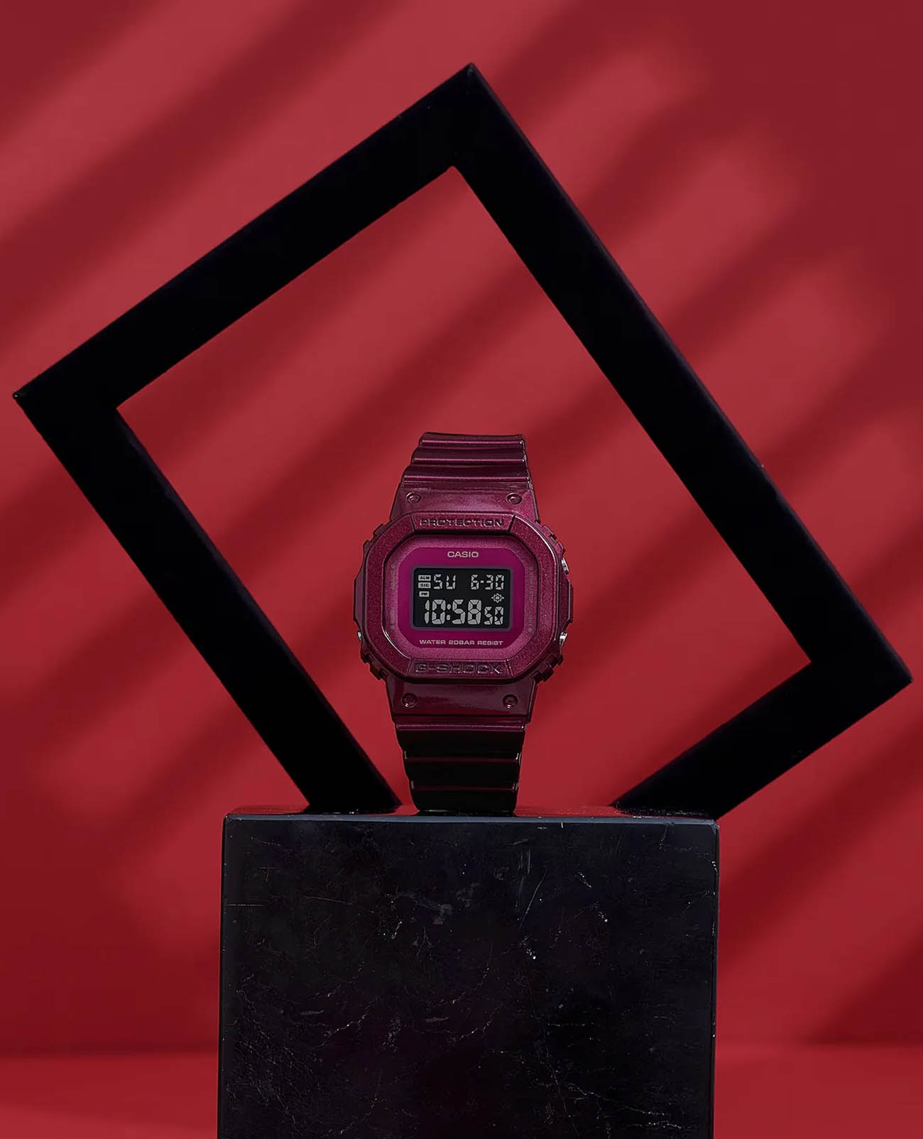 Casio Casio G-Shock GMD-S5600RB-4DR (GMD-S5600RB-4) электронные женские часы часы крупный план розовый циферблата