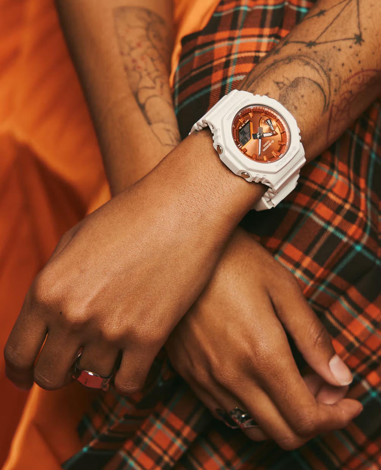 Casio GMA-S2100WS-7A женские часы застежка крупным планом