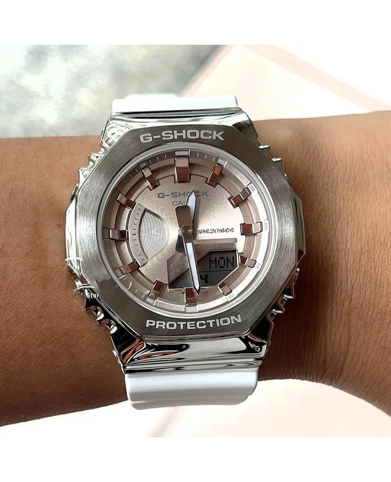 Casio Casio G-Shock GM-S2100WS-7ADR (GM-S2100WS-7A) GM, наручные женские часы фото под углом