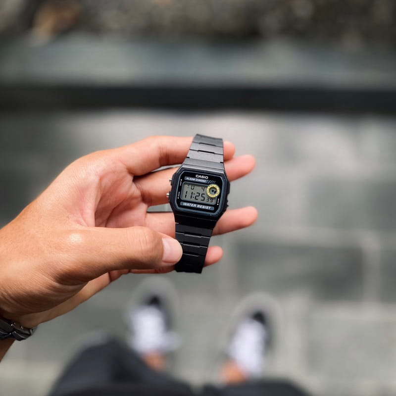 Casio F-94WA-8D мужские часы застежка крупным планом