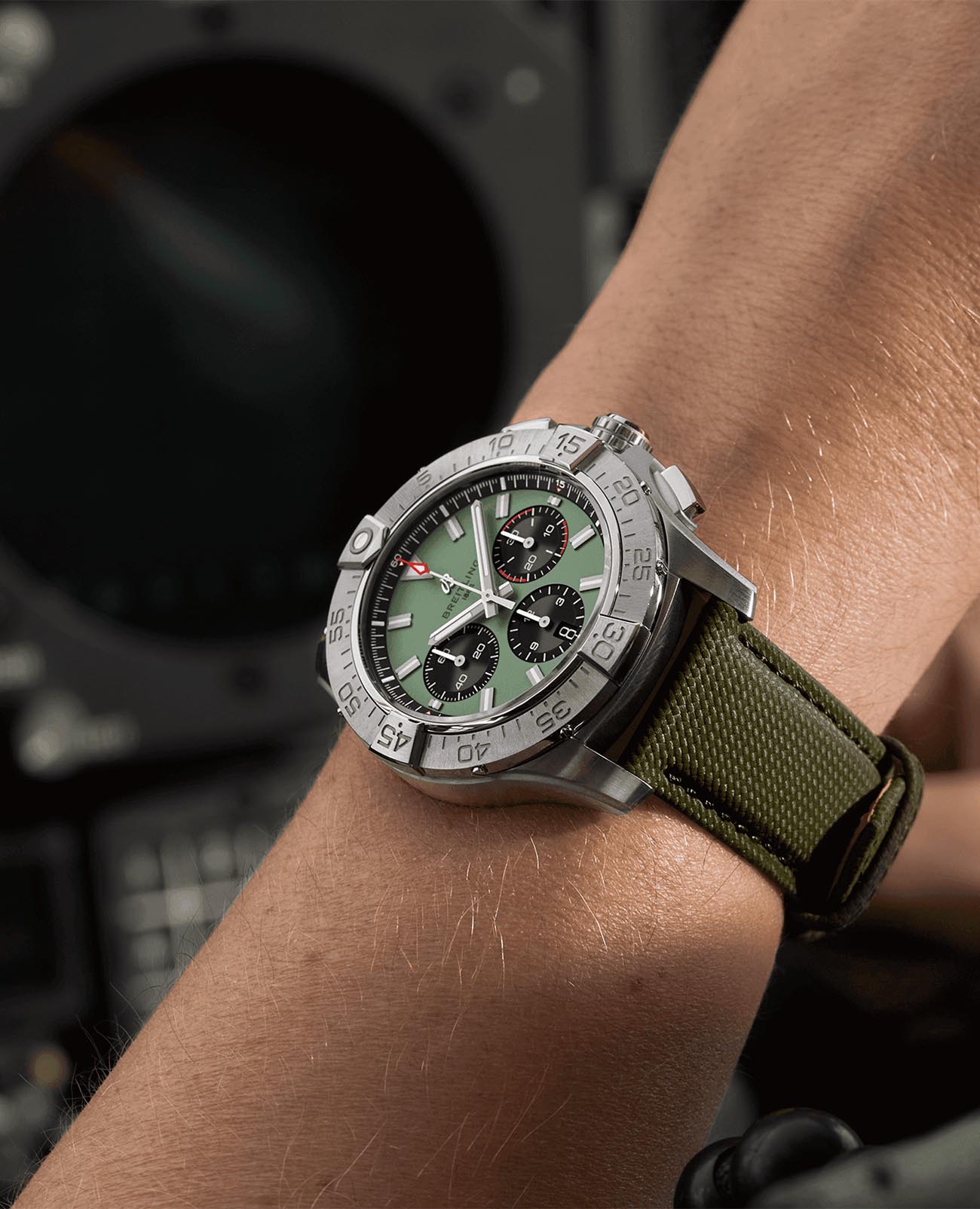 Breitling Breitling Avenger B01 Chronograph 44 AB0147101L1X1 мужские часы зеленый циферблат на запястье