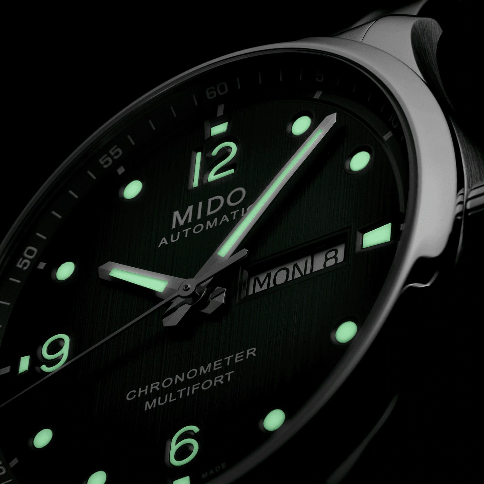 Mido M0384311109700 мужские часы застежка крупным планом